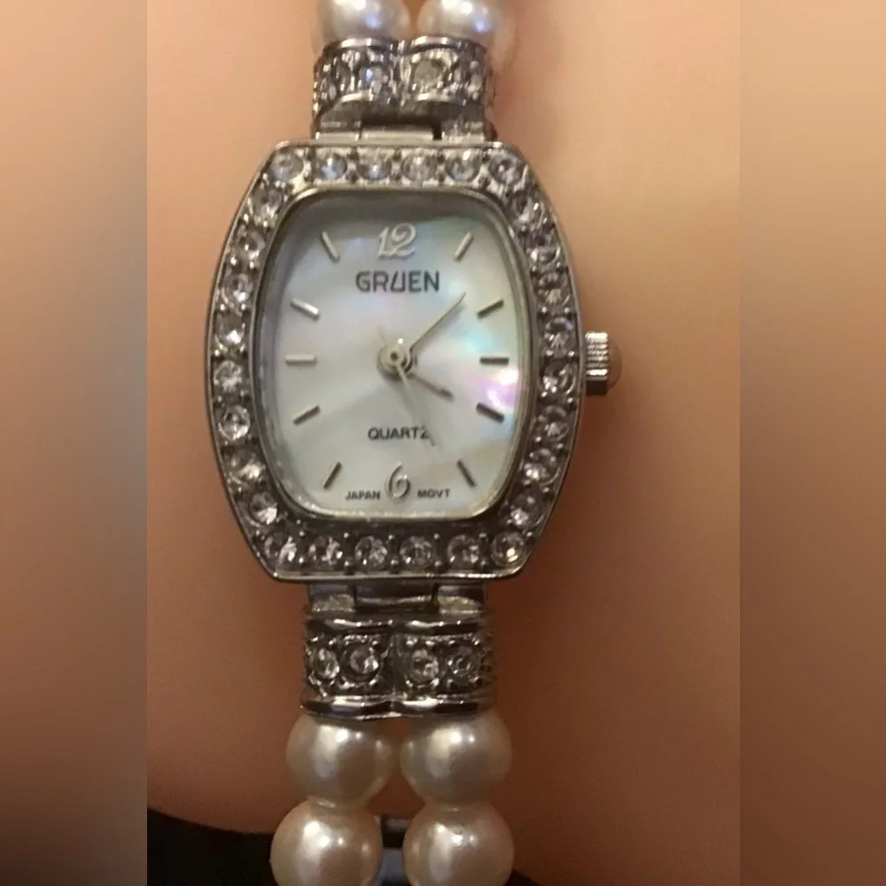 GruenQuartz Japan movement cz. Ladies small about 7’ inches Watch with bracelet